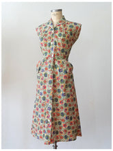 Load image into Gallery viewer, 1940s - QUERLUX, France - Gorgeous Colorful Cotton Dress - W33 (84cm)
