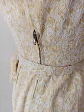 Charger l'image dans la galerie, 1950s 1960s - Elegant Textured Cotton Belted Dress - W27.5 (70cm)
