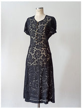 Laden Sie das Bild in den Galerie-Viewer, 1940s - GERMANY - Exquisite Black Lace Dress - W30 (76cm)
