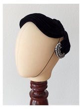 Cargar imagen en el visor de la galería, 1950s - BROSSON, France - Couture Rhinestones Black Velvet Half Hat

