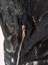 Laden Sie das Bild in den Galerie-Viewer, 1940s - GERMANY - Exquisite Black Lace Dress - W30 (76cm)
