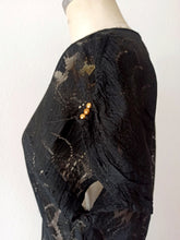 Laden Sie das Bild in den Galerie-Viewer, 1940s - GERMANY - Exquisite Black Lace Dress - W30 (76cm)

