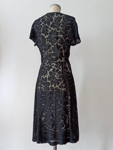 Laden Sie das Bild in den Galerie-Viewer, 1940s - GERMANY - Exquisite Black Lace Dress - W30 (76cm)
