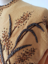 Laden Sie das Bild in den Galerie-Viewer, 1950s - Delightful Beaded Corn Cream Wool Cardigan - Sz S/M
