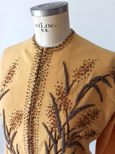 Laden Sie das Bild in den Galerie-Viewer, 1950s - Delightful Beaded Corn Cream Wool Cardigan - Sz S/M
