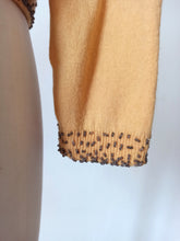 Laden Sie das Bild in den Galerie-Viewer, 1950s - Delightful Beaded Corn Cream Wool Cardigan - Sz S/M
