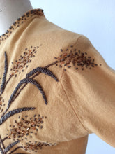 Laden Sie das Bild in den Galerie-Viewer, 1950s - Delightful Beaded Corn Cream Wool Cardigan - Sz S/M
