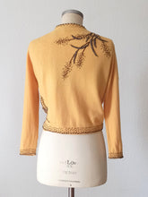 Laden Sie das Bild in den Galerie-Viewer, 1950s - Delightful Beaded Corn Cream Wool Cardigan - Sz S/M
