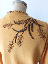Laden Sie das Bild in den Galerie-Viewer, 1950s - Delightful Beaded Corn Cream Wool Cardigan - Sz S/M
