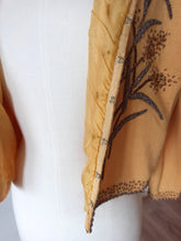 Laden Sie das Bild in den Galerie-Viewer, 1950s - Delightful Beaded Corn Cream Wool Cardigan - Sz S/M
