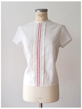 Laden Sie das Bild in den Galerie-Viewer, 1960s - UNWORN - Adorable White Cotton Blouse - Sz 42
