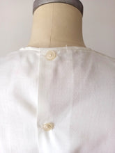 Laden Sie das Bild in den Galerie-Viewer, 1960s - UNWORN - Adorable White Cotton Blouse - Sz 42

