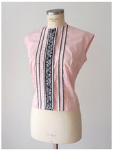 Laden Sie das Bild in den Galerie-Viewer, 1960s - UNWORN - Gorgeous Pink &amp; Black Cotton Blouse - Sz 38
