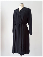 Laden Sie das Bild in den Galerie-Viewer, 1940s - Superb Black Heavy Rayon Crepe Dress - W35.5 (90cm)
