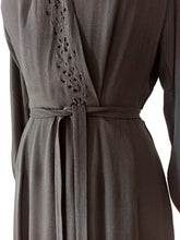 Laden Sie das Bild in den Galerie-Viewer, 1940s - Superb Black Heavy Rayon Crepe Dress - W35.5 (90cm)
