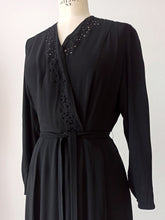 Laden Sie das Bild in den Galerie-Viewer, 1940s - Superb Black Heavy Rayon Crepe Dress - W35.5 (90cm)
