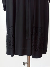 Laden Sie das Bild in den Galerie-Viewer, 1940s - Superb Black Heavy Rayon Crepe Dress - W35.5 (90cm)
