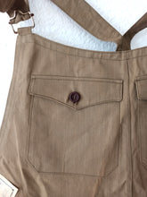 Laden Sie das Bild in den Galerie-Viewer, 1940s - Deadstock Buckle Back Workwear Overalls - Sz Medium
