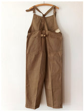 Laden Sie das Bild in den Galerie-Viewer, 1940s - Deadstock Buckle Back Workwear Overalls - Sz Medium
