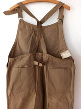 Laden Sie das Bild in den Galerie-Viewer, 1940s - Deadstock Buckle Back Workwear Overalls - Sz Medium
