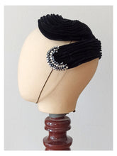 Cargar imagen en el visor de la galería, 1950s - BROSSON, France - Couture Rhinestones Black Velvet Half Hat
