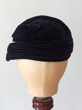 Cargar imagen en el visor de la galería, 1950s - BROSSON, France - Couture Rhinestones Black Velvet Half Hat
