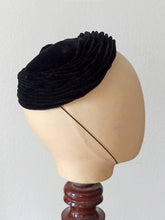 Cargar imagen en el visor de la galería, 1950s - BROSSON, France - Couture Rhinestones Black Velvet Half Hat
