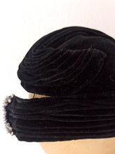 Cargar imagen en el visor de la galería, 1950s - BROSSON, France - Couture Rhinestones Black Velvet Half Hat
