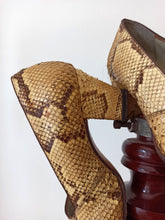 Laden Sie das Bild in den Galerie-Viewer, 1940s 1950s - Fabulous Faux Snake Leather Pumps
