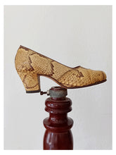 Laden Sie das Bild in den Galerie-Viewer, 1940s 1950s - Fabulous Faux Snake Leather Pumps
