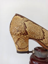 Laden Sie das Bild in den Galerie-Viewer, 1940s 1950s - Fabulous Faux Snake Leather Pumps
