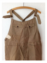 Laden Sie das Bild in den Galerie-Viewer, 1940s - Deadstock Buckle Back Workwear Overalls - Sz Medium
