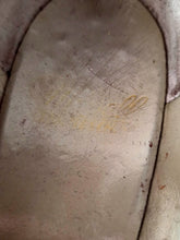 Laden Sie das Bild in den Galerie-Viewer, 1940s 1950s - Fabulous Faux Snake Leather Pumps
