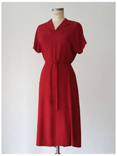 Cargar imagen en el visor de la galería, 1940s - GERMANY - Exquisite Burgundy Red Textured Crepe Dress - W31.5 (80cm)
