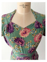 Load image into Gallery viewer, 1940s - Stunning Floral Green Silk Dress - W26 (66cm)
