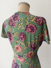 Load image into Gallery viewer, 1940s - Stunning Floral Green Silk Dress - W26 (66cm)
