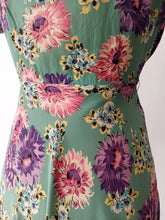 Load image into Gallery viewer, 1940s - Stunning Floral Green Silk Dress - W26 (66cm)
