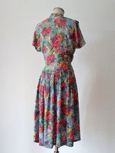 Charger l'image dans la galerie, 1940s - Scandalous Roseprint Cold Rayon Dress - W31.5 (80cm)
