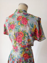 Charger l'image dans la galerie, 1940s - Scandalous Roseprint Cold Rayon Dress - W31.5 (80cm)
