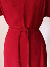 Cargar imagen en el visor de la galería, 1940s - GERMANY - Exquisite Burgundy Red Textured Crepe Dress - W31.5 (80cm)
