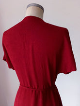 Cargar imagen en el visor de la galería, 1940s - GERMANY - Exquisite Burgundy Red Textured Crepe Dress - W31.5 (80cm)
