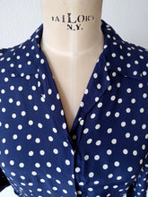 Charger l'image dans la galerie, 1940s 1950s - Gorgeous Blue Dotted Rayon Dress - W31.5 (80cm)
