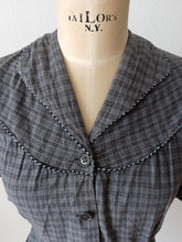 Load image into Gallery viewer, 1940s - LA LOUVE OR, France - Cute Checked Cotton Dress - W31.5 (80cm)
