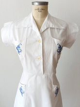 Laden Sie das Bild in den Galerie-Viewer, 1940s - BRAGARD, France - Gorgeous Embroidered White Cotton Dress - W30.5 (78cm)
