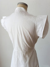 Laden Sie das Bild in den Galerie-Viewer, 1940s - BRAGARD, France - Gorgeous Embroidered White Cotton Dress - W30.5 (78cm)
