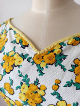 Load image into Gallery viewer, 1950s - FRANCE - Adorable Yellow Roseprint Cotton Dress - W27 (68cm)
