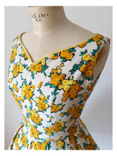 Load image into Gallery viewer, 1950s - FRANCE - Adorable Yellow Roseprint Cotton Dress - W27 (68cm)
