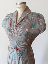 Load image into Gallery viewer, 1930s - MODELL, Germany - Outstanding Trapunto Birds Silk Dress - W26 (66cm)
