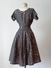 Cargar imagen en el visor de la galería, 1940s 1950s - PLUTZER PRIZE WINNER, USA - Exquisite Dress - W31 (78cm)
