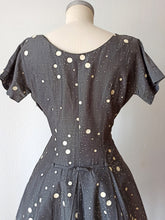 Cargar imagen en el visor de la galería, 1940s 1950s - PLUTZER PRIZE WINNER, USA - Exquisite Dress - W31 (78cm)
